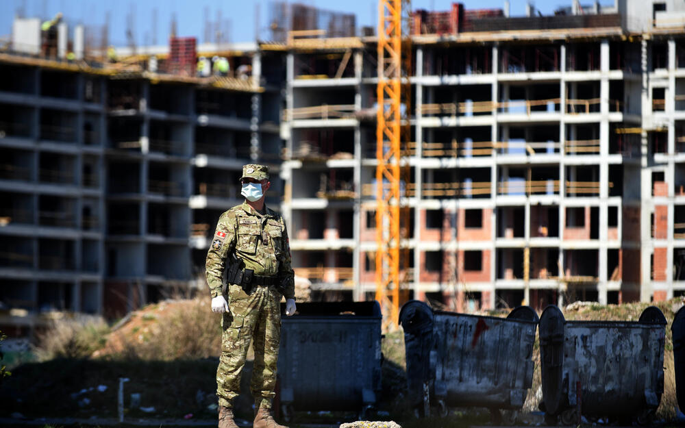 Pripadnici Vojske Crne Gore ispred karantina