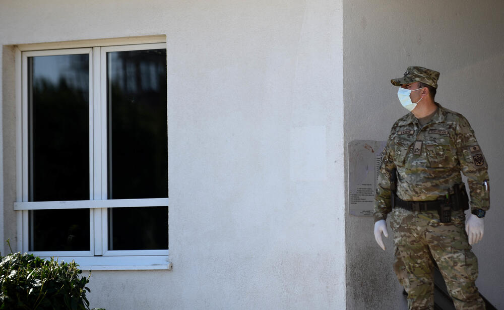 Pripadnici Vojske Crne Gore ispred karantina