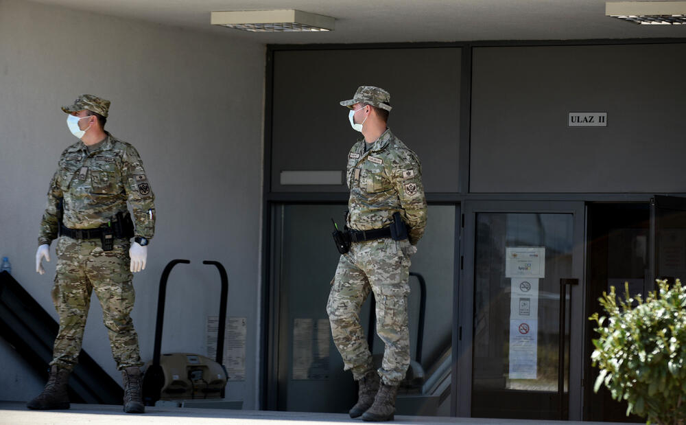 Pripadnici Vojske Crne Gore ispred karantina