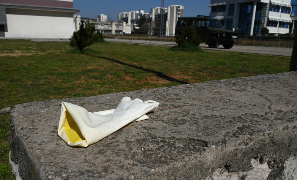 Pripadnici Vojske Crne Gore ispred karantina