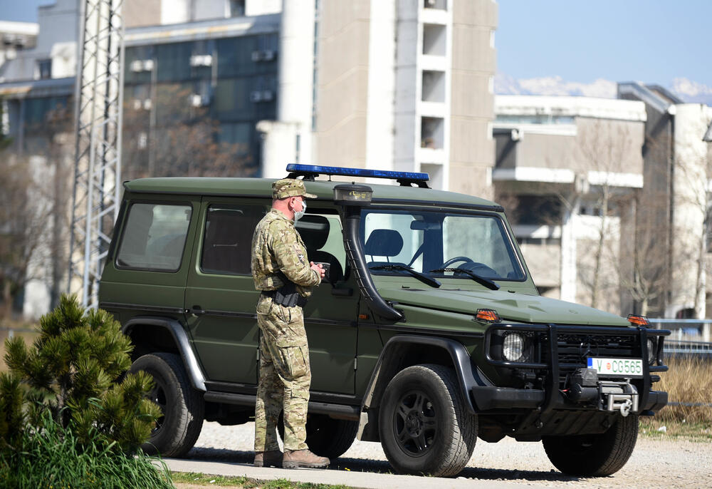 Pripadnici Vojske Crne Gore ispred karantina