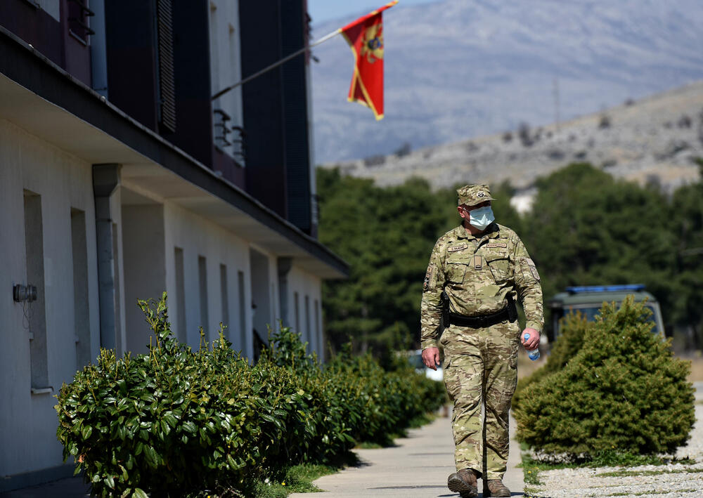 Pripadnici Vojske Crne Gore ispred karantina