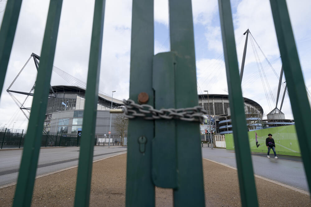 Katanac na fudbal: ograda ispred "Etihada", stadiona Mančester sitija, Foto: Beta/AP