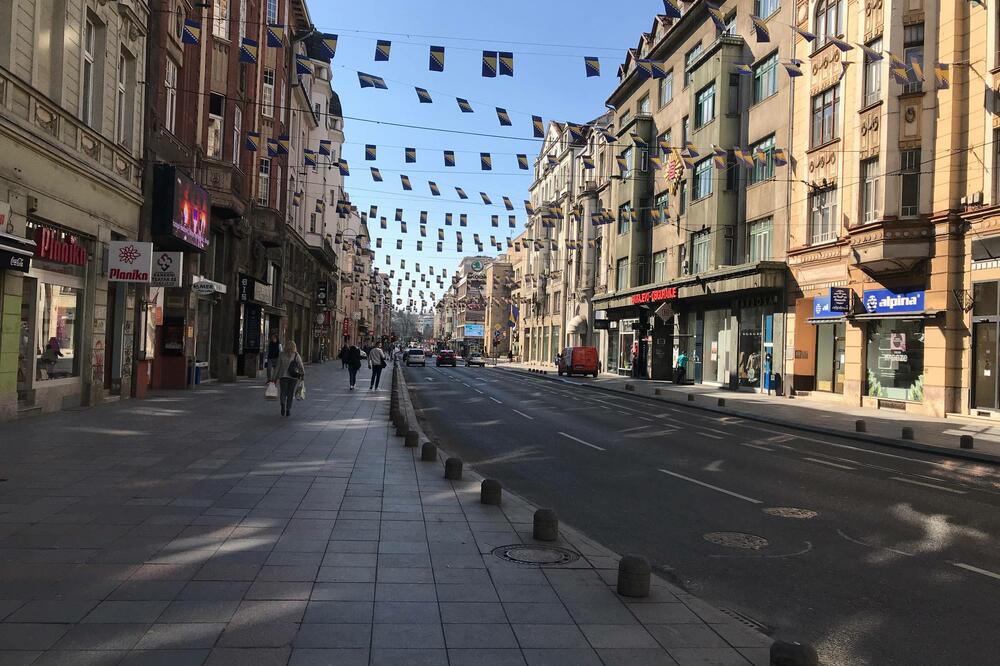 Jedna od najprometnijih ulica Maršala Tita u Sarajeva, danas je bila praza kao i većina ostalih., Foto: Beta/Merima Spahic