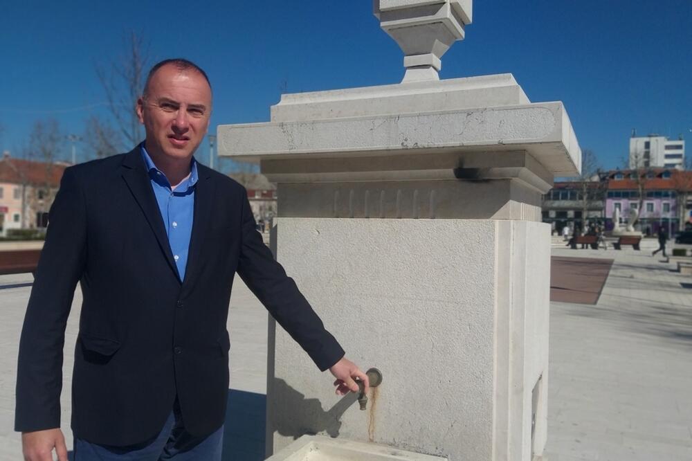 Perović pored česme na Trgu, Foto: Svetlana Mandić