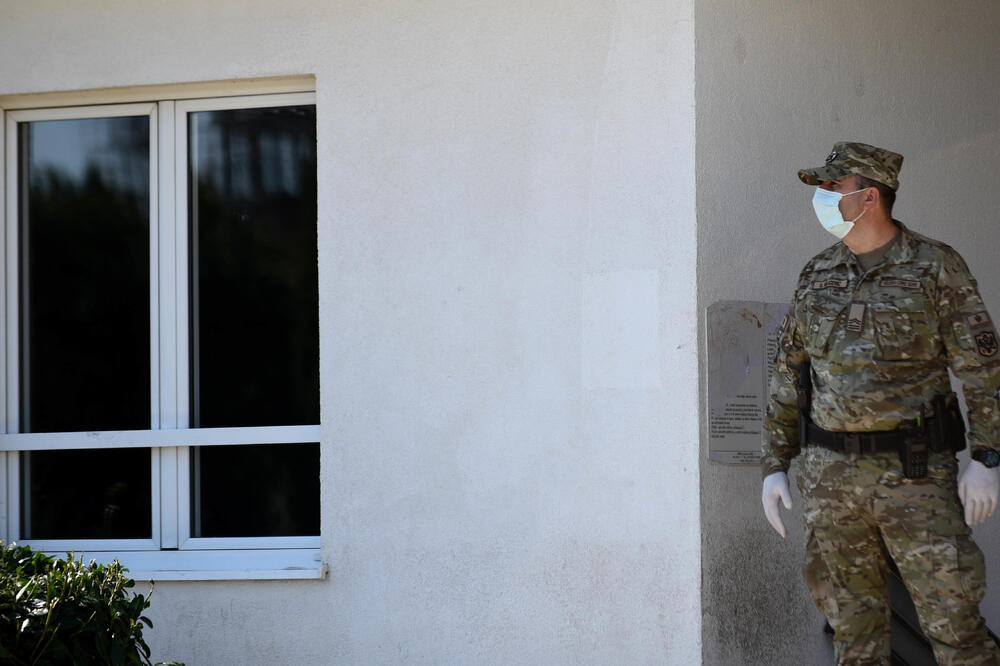 Vojska čuva karantin u studenskom domu u Podgorici, Foto: Boris Pejović