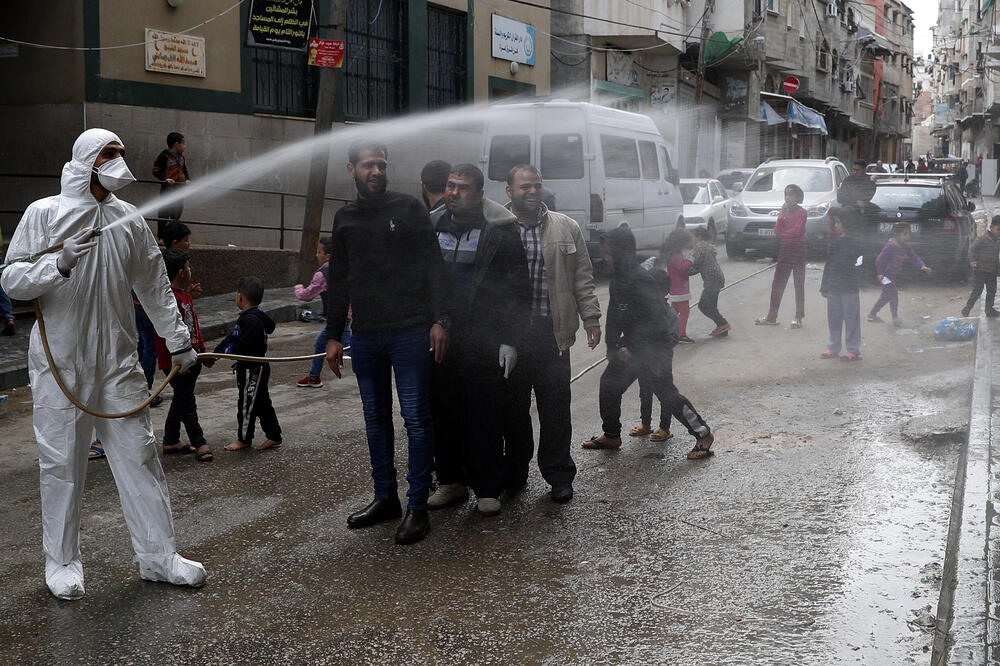 Preventivna dezinfekcija u gradu Gazi, Foto: AP/Adel Hana