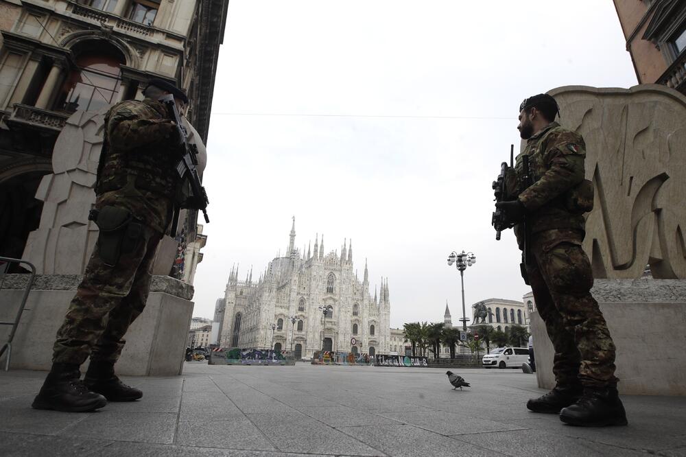 Italijanska vojska ispred katedrale Duomo u Milanu, Foto: AP