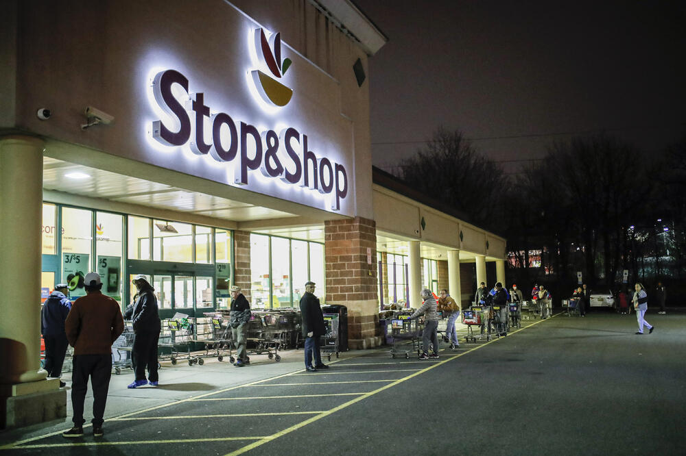 Detalj ispred jednog supermarketa u SAD, Foto: Beta/AP