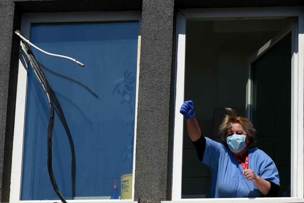 Zdravstveni radnik u Kliničkom centru juče popodne, Foto: Boris Pejović