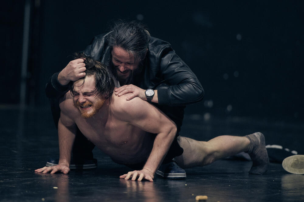 Scena iz predstave “Kučka”, Foto: Duško Miljanić