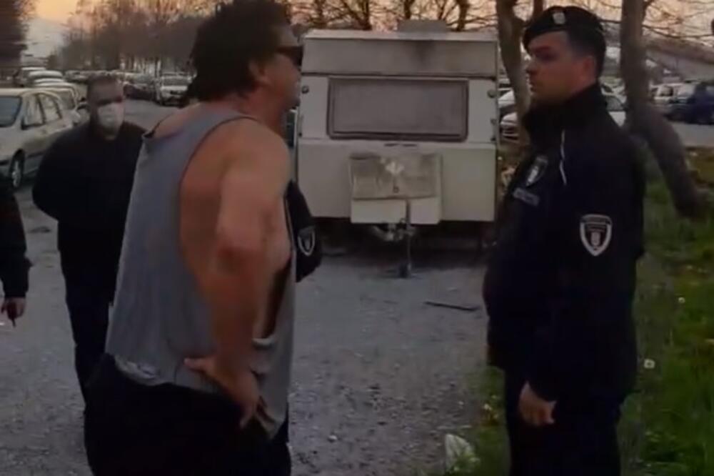 Vanja Đurišić u razgovoru sa službenikom Komunalne policije, Foto: Screenshot