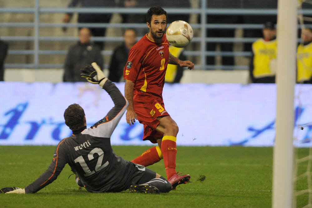 Mirko Vučinić daje gol Švajcarskoj 2010. godine, Foto: Savo Prelevic