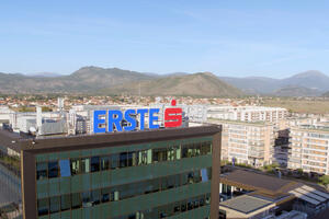 Filijale Erste banke radiće produženo tokom prva dva dana isplate...
