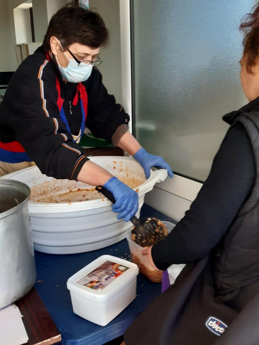 Volonteri u Tivtu pod nadzorom Opštine, Foto: Svetlana Mandić