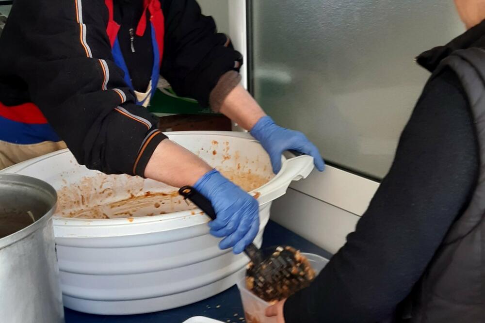 Volonteri u Tivtu pod nadzorom Opštine, Foto: Svetlana Mandić