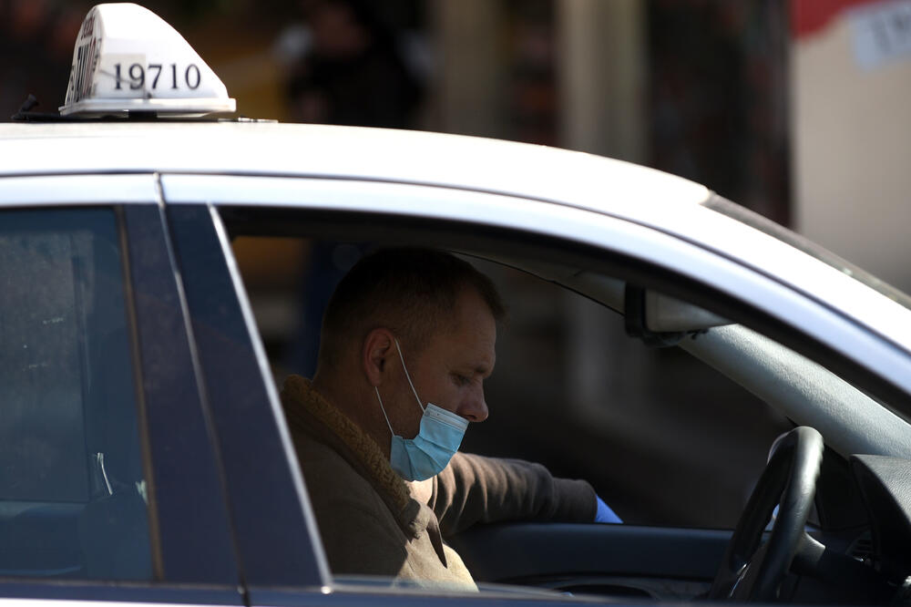 I taksisti koristili maske do zabrane rada, Foto: Boris Pejović