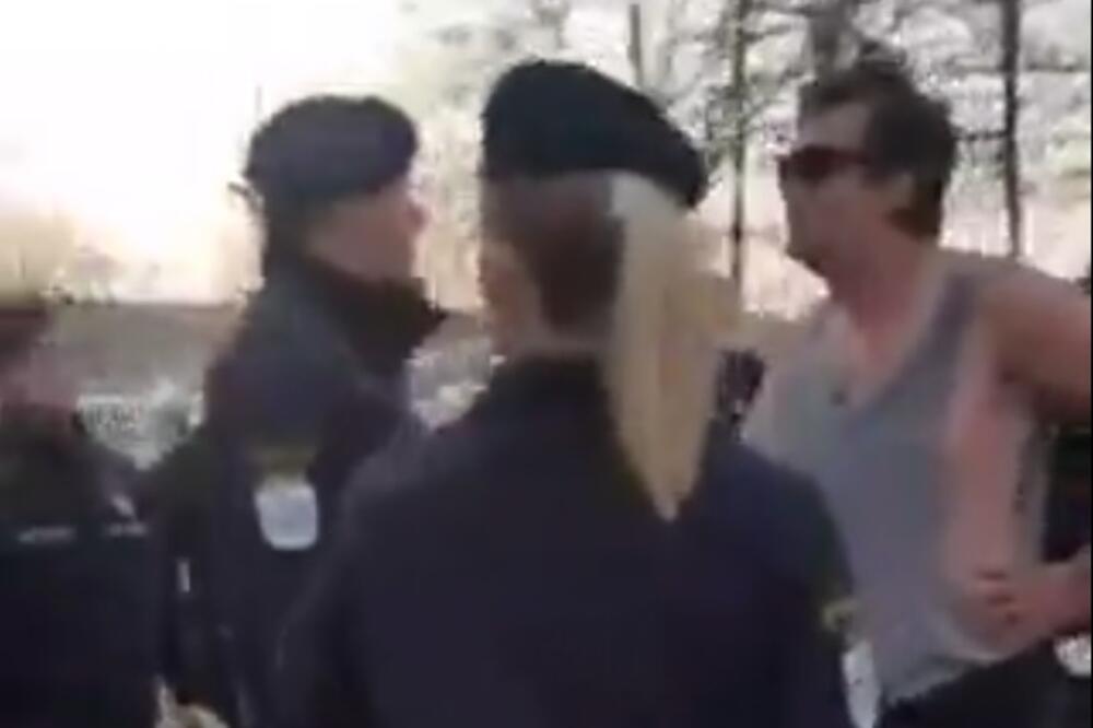 Vanja Đurišić u razgovoru sa službenicima Komunalne policije, Foto: Screenshot