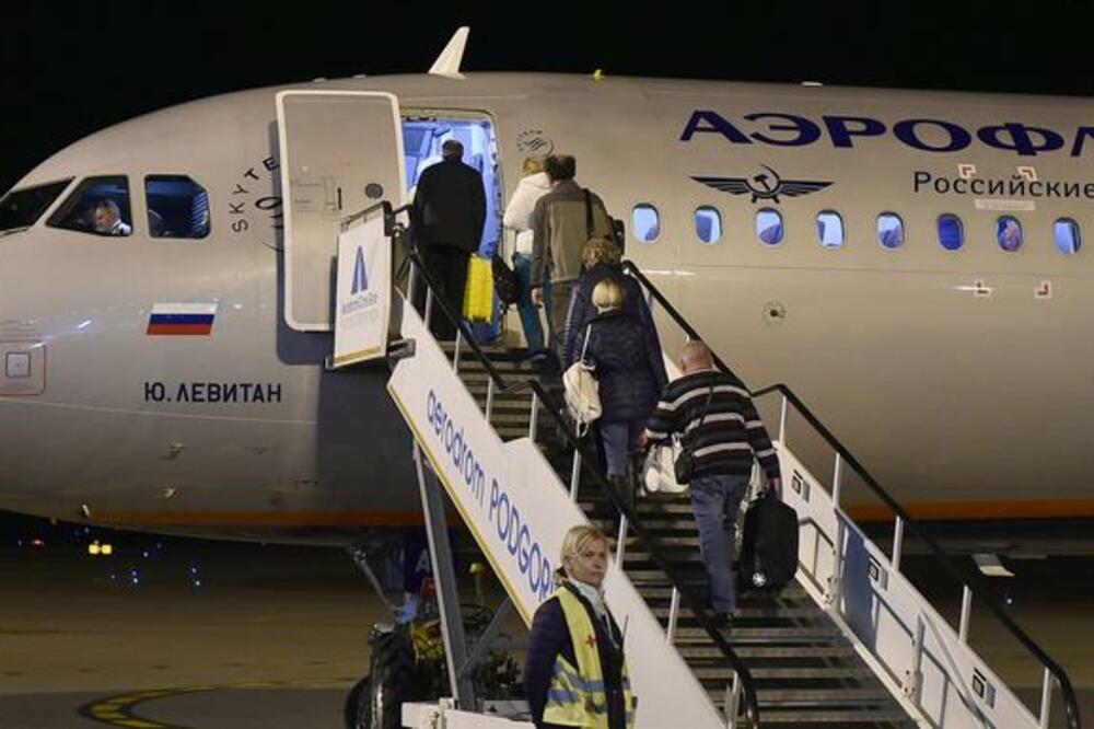 Avion sa ruskim državljanima iz Podgorice odlazi za Rusiju, Foto: Vlada Crne Gore