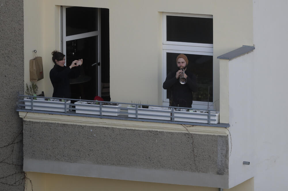 Stanovnik Berlina sa terase svira Betovenovu “Odu radosti”, Foto: AP