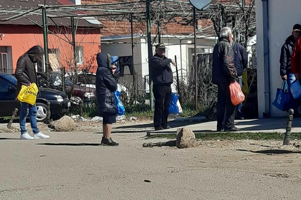 Ispred Narodne kuhinje, Foto: Privatna arhiva