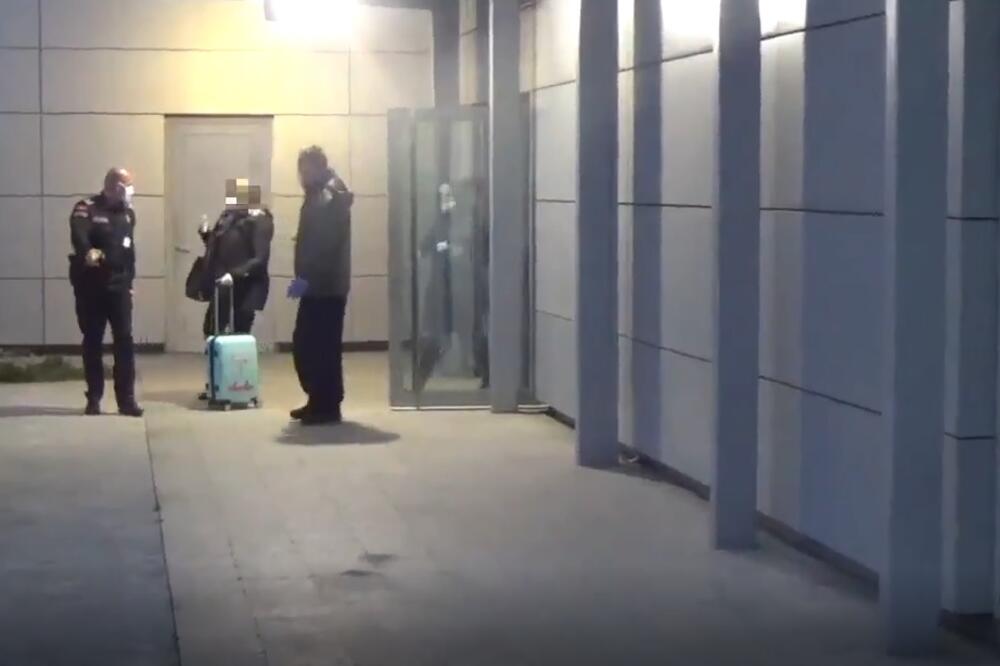 Policija izvodi crnogorsku državljanku sa aerodroma, Foto: Printscreen