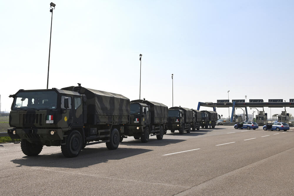 Kolona vojnih vozila prevozi tijela preminulih Italijana na kremaciju, Foto: Massimo Paolone