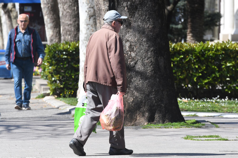 Preporuka je da stariji ne izlaze iz kuće, Foto: Savo Prelević