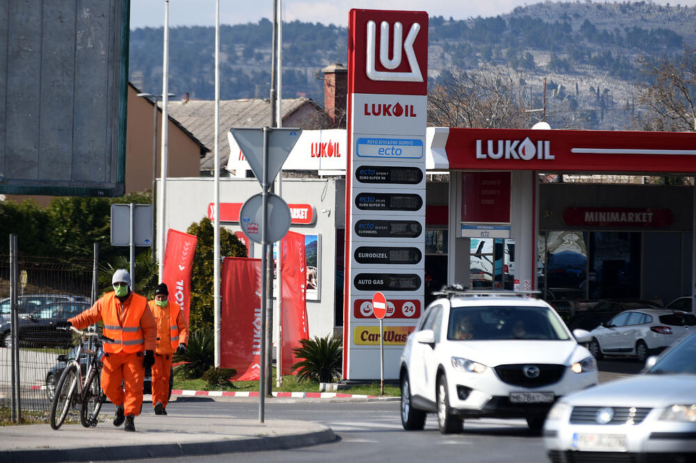 Sa jedne od benzinskih pumpi juče u Podgorici, Foto: Boris Pejović