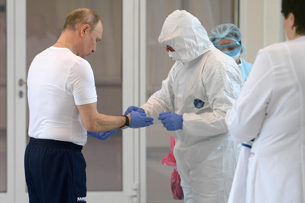 Ruski predsjednik Vladimir Putin prilokom posjete jednoj od bolnica u Moskvi, Foto: BETA/AP