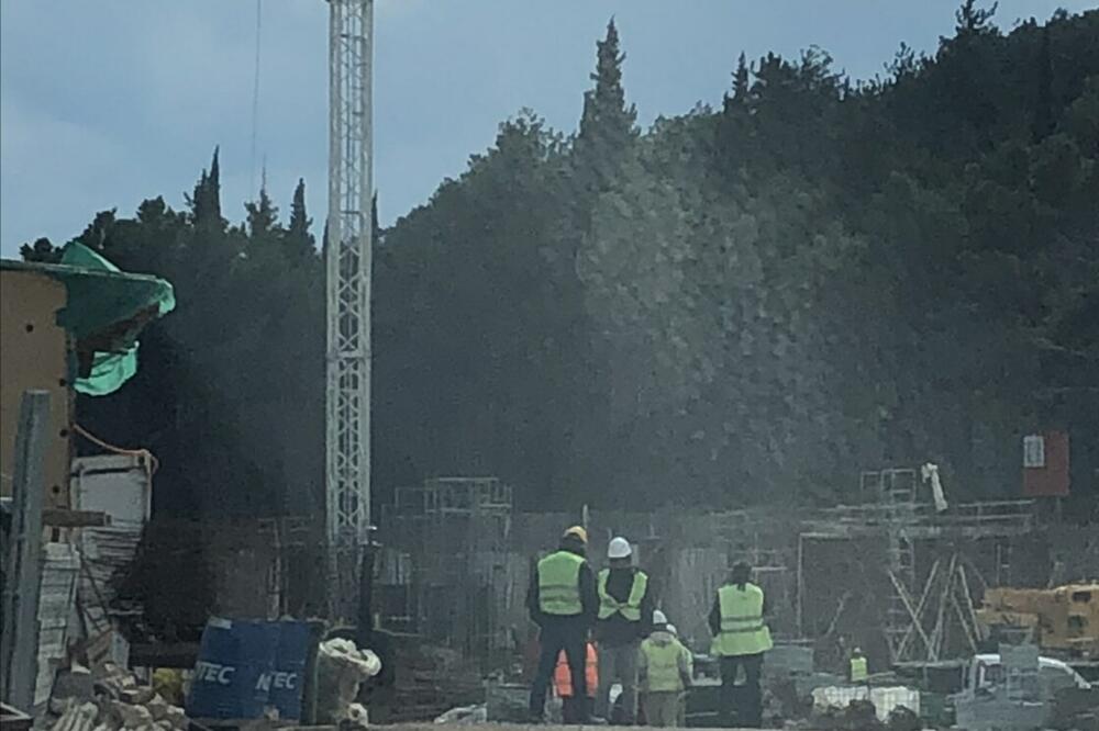 Radnici na gradilištu na Kraljičinoj plaži, Foto: MZ Sveti Stefan