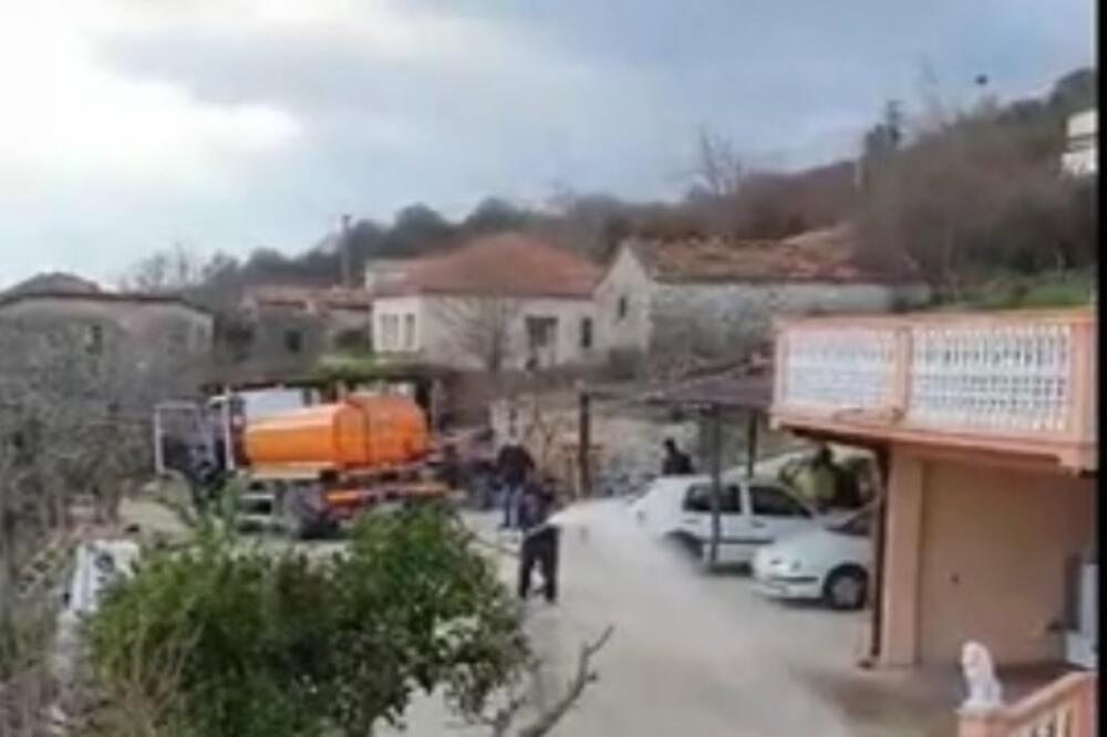 "Naš posao je bio da dezinfikujemo sve ulice”: Komunalci u privatnom dvorištu, Foto: Facebook