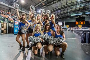 Izvedi navijačicu na sladoled i pomogni svom klubu da se spasi