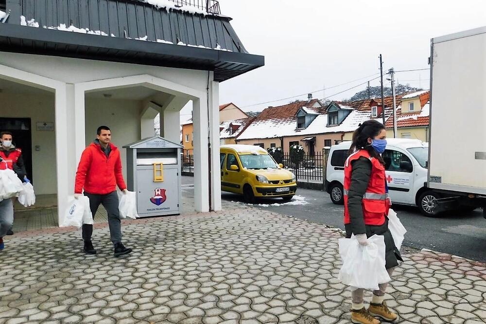 Crveni krst dijeli pomoć najugroženijima, Foto: Opština Cetinje