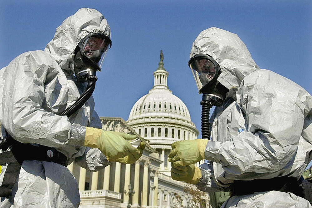 Pripadnici mornarice SAD demonstriraju čišćenje od antraksa, Foto: AP