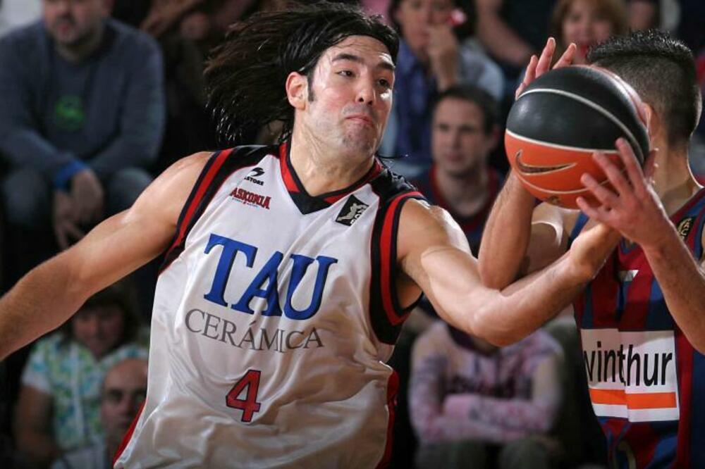 Luis Skola u dresu Tau Keramike