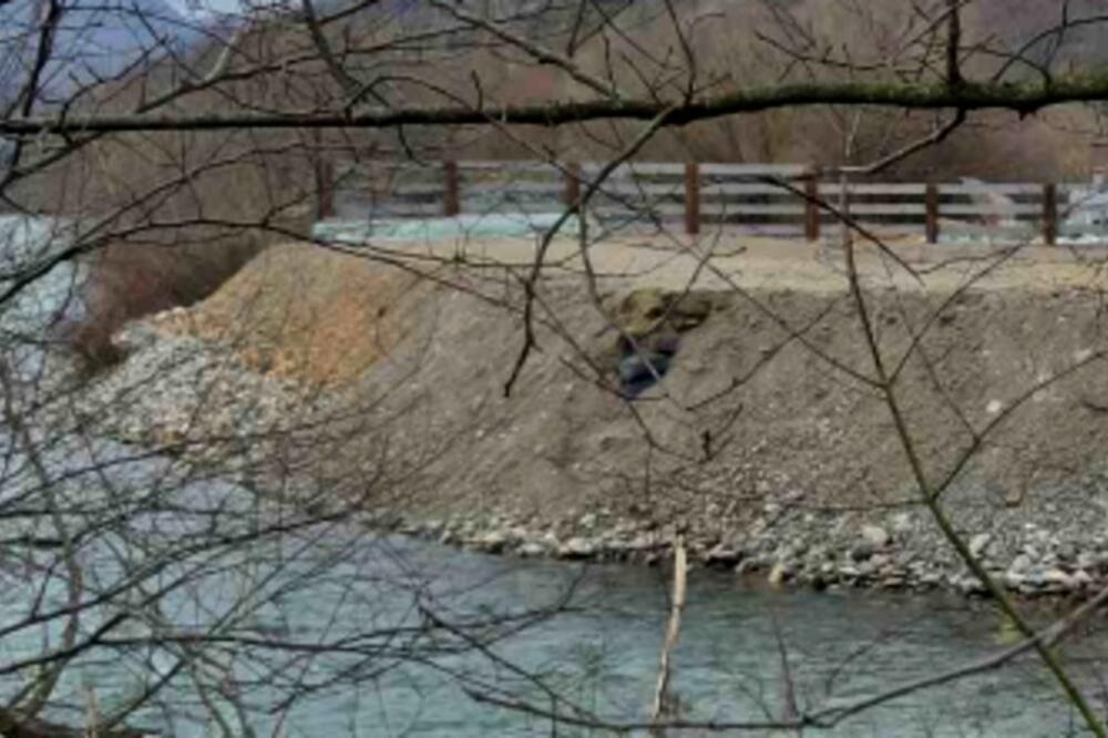 Bez dozvole ušli u korito rijeke, Foto: Privatna Arhiva