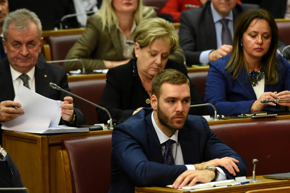 “Moguće da se za poteze koji će se povlačiti mijenja zakonodavstvo”: Rakočević sa partijskim kolegama, Foto: Boris Pejović