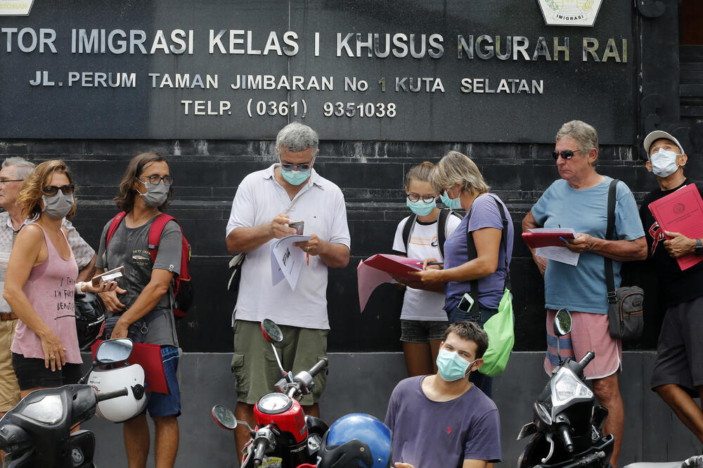 Turisti čekaju produžavanje viza u Indoneziji, Foto: AP