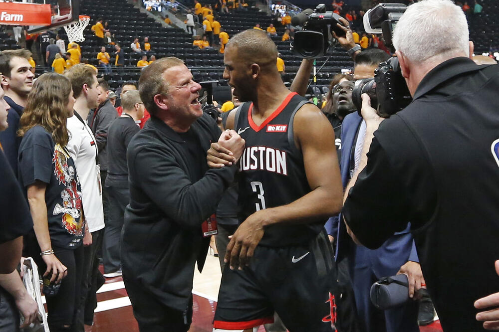 Tilman Fertita čestita pobjedu sada već bivšem igraču Hjustona, Krisu Polu, Foto: AP