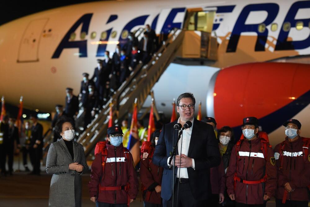Vučić je dočekao kineske ljekare, Foto: Predsednik.me