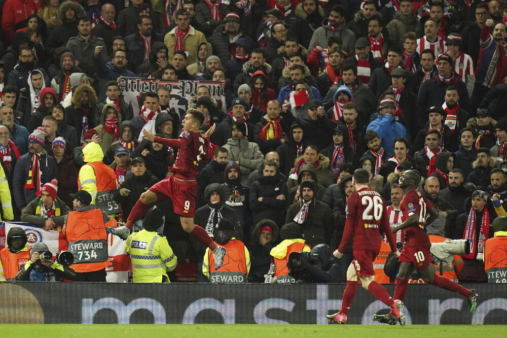 Fudbaleri i navijači Liverpula, Foto: AP