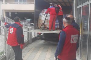 Veliki humanista Hajriz Brčvak donirao 100 paketa sa hranom i...