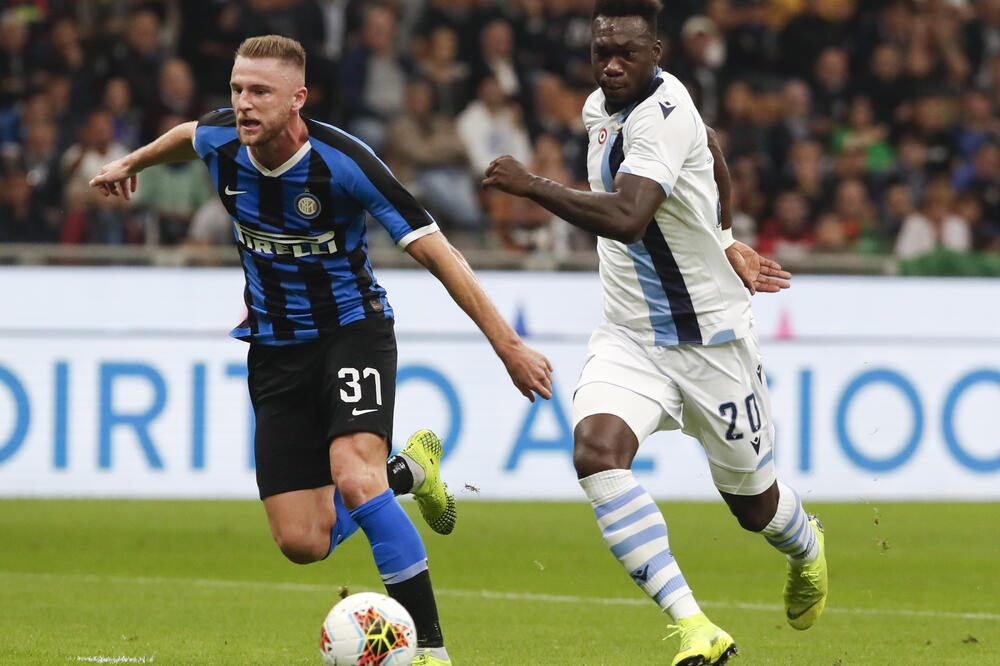 Inter Milan's Milan Skriniar, left, and Lazio's Felipe Caicedo fight for the ball during a Serie A soccer match between Inter Milan and Lazio, at the San Siro stadium in Milan, Italy, Wednesday, Sept. 25, 2019. (AP Photo/Antonio Calanni), Foto: Antonio Calanni