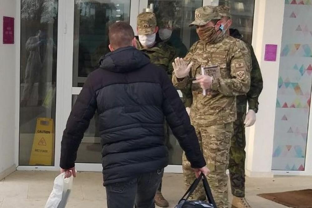 Zurovca sprovode u karantin, Foto: Uprava policije