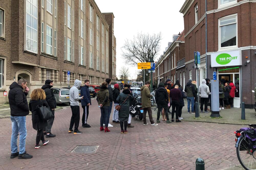 Holanđani čekaju u redu za marihuanu, Foto: Twitter
