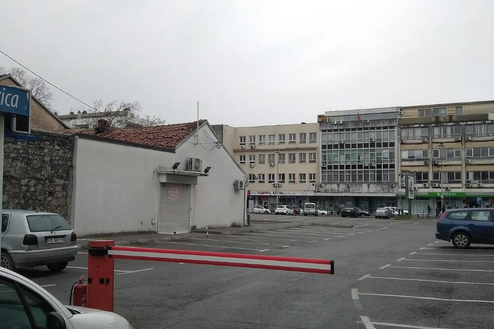 Danima gotoov prazan parking u centru Podgorice, Foto: Slavko Radulović