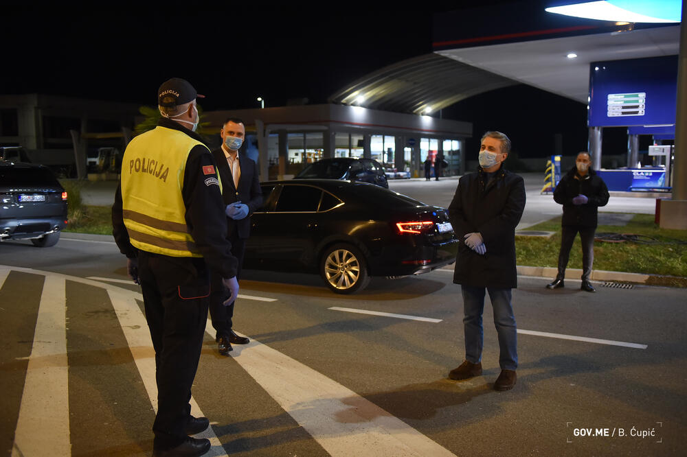 Nuhodžić tokom posjete policajcima, Foto: Vlada Crne Gore