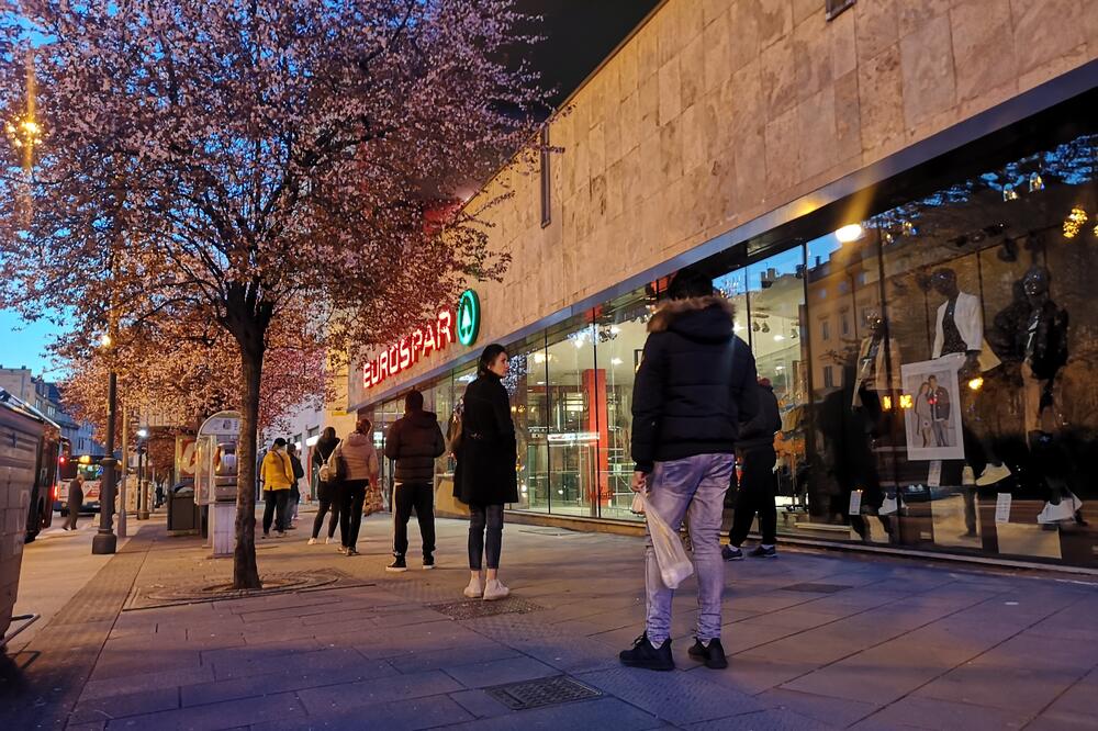 Ljudi poštuju red i odstojanje ispred marketa: Trst, Foto: Nela Lazarević