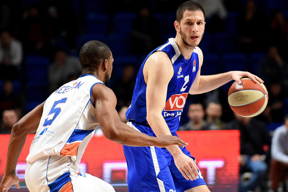 Bilo nekad: Solidno popunjena "Morača" i Nikola Ivanović na meču sa Mornarom, Foto: Savo Prelević